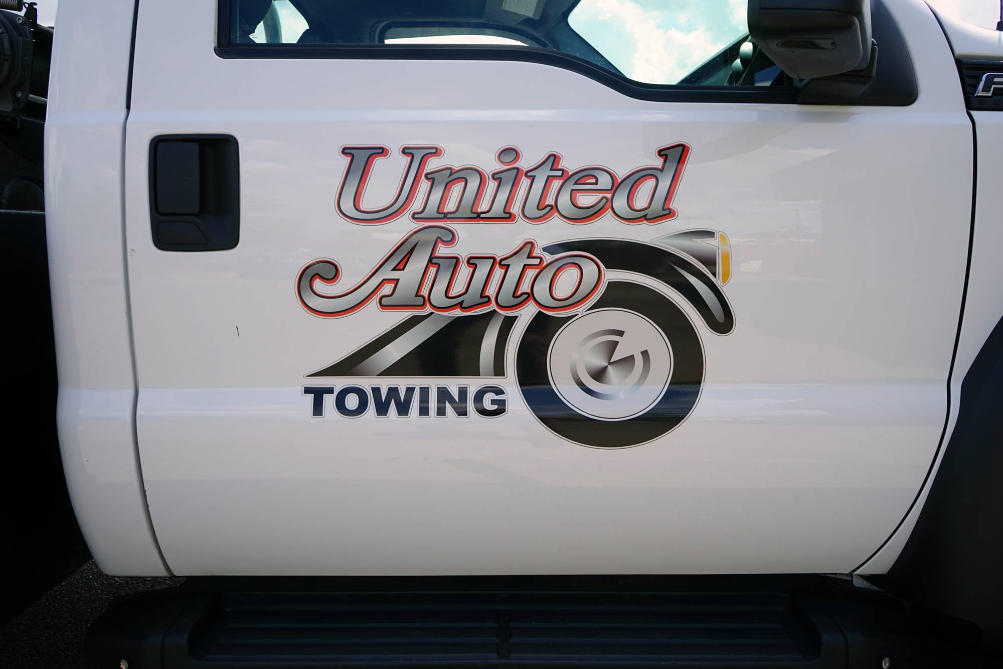 united-auto-towing-truck United Auto Towing Truck