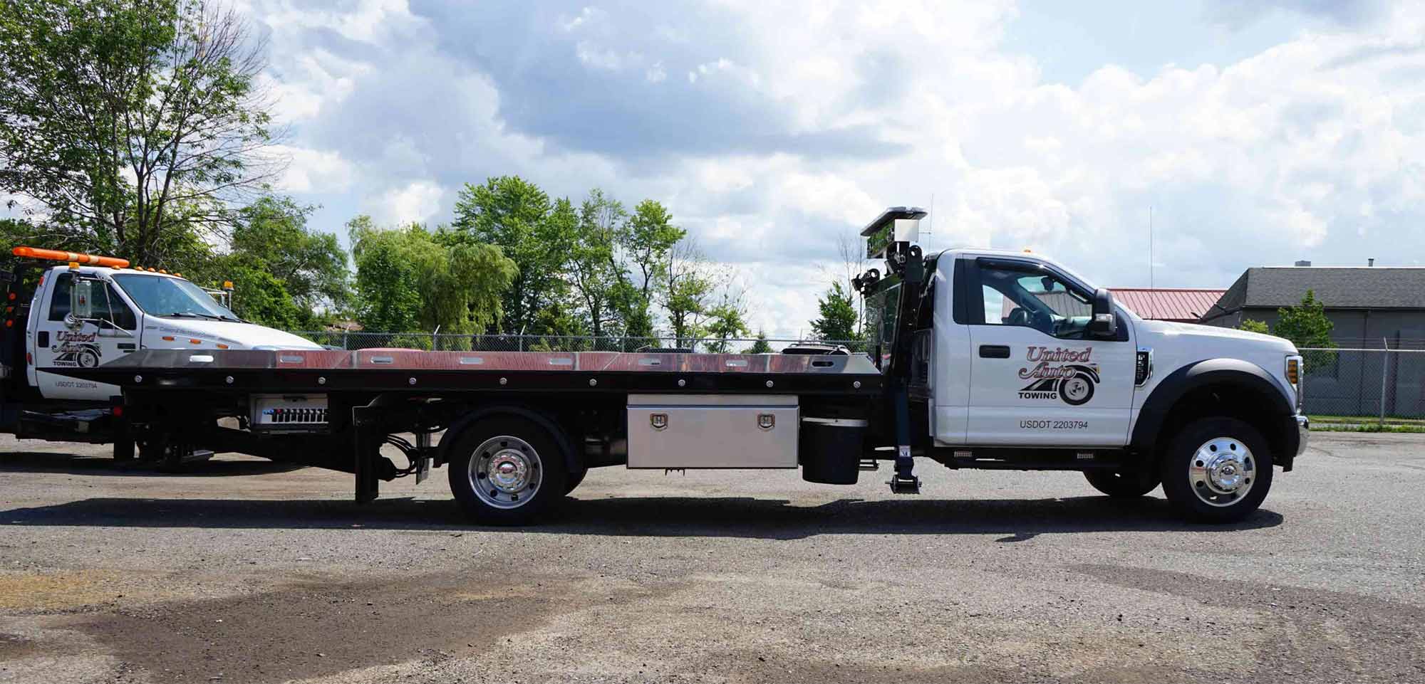 United Auto Towing Truck